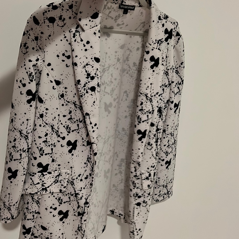 Size L good for over size wear very casual look . Black and white jacket.